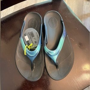 NWT OOFOS flip flops sz. 8